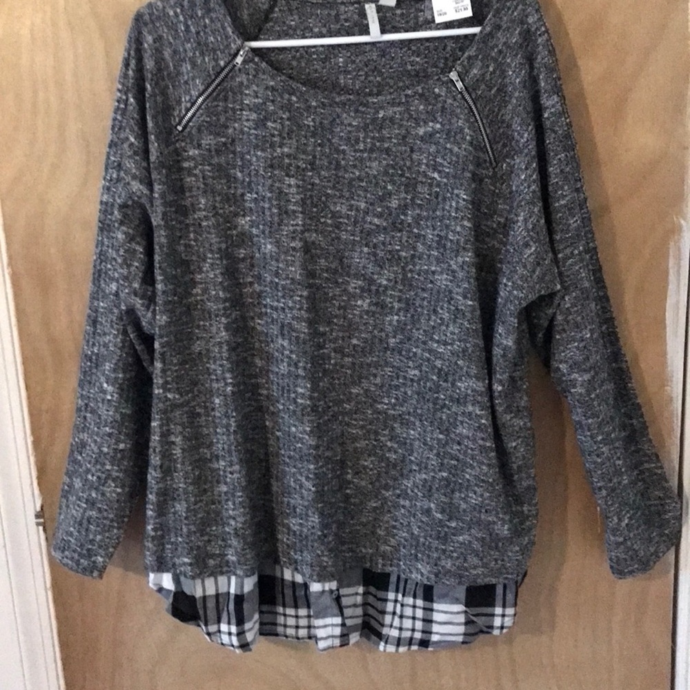 Cato NWT Black/Gray Top Size 18/20